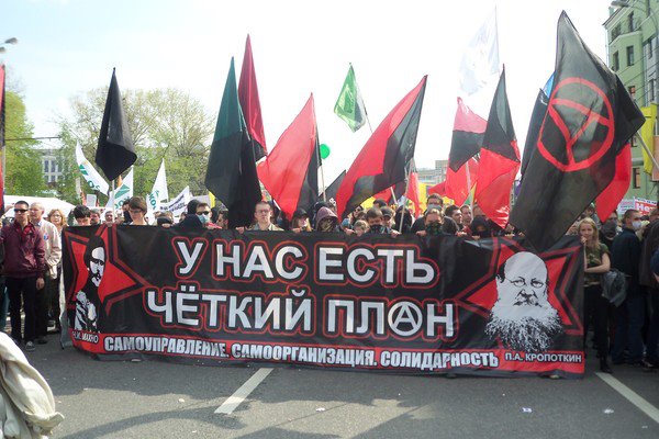 Russian anarchists march against Putin